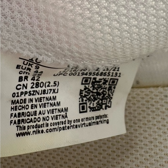 White and black Nike’s - Picture 5 of 5